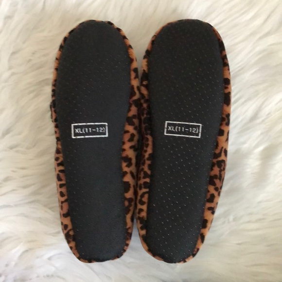 NWT INC Cheetah Memory Foam Slippers - Picture 4 of 7